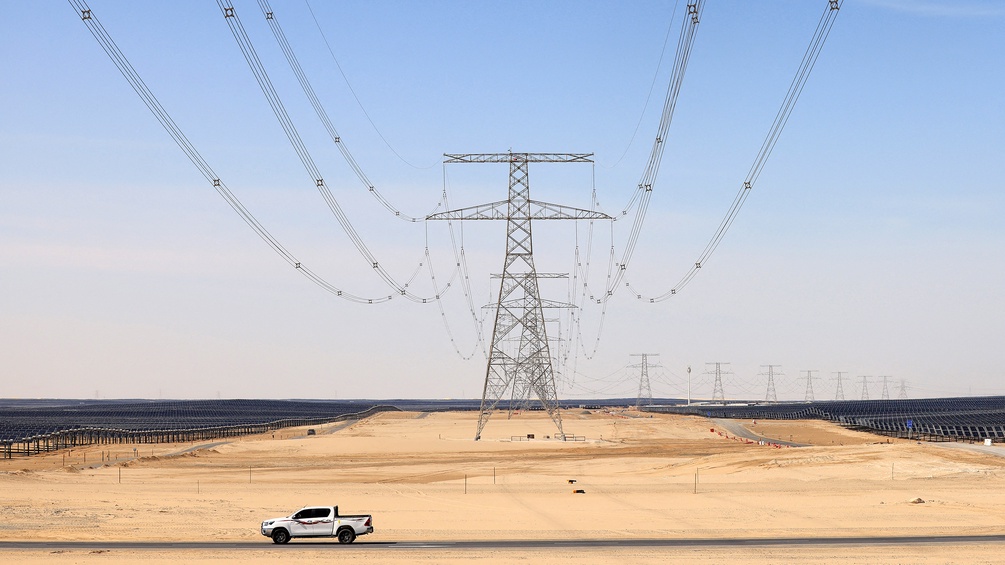 Strommast in der Wüste