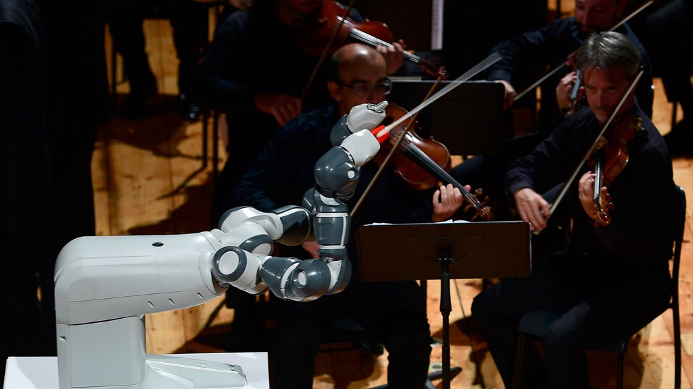Roboter "Yumi" dirigiert das Lucca Philharmonic Orchestra