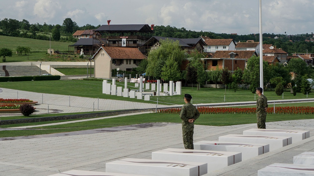 Soldaten vor Denkmal