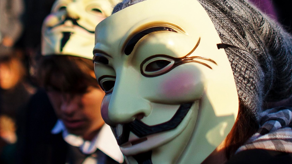 Zwei Menschen mit Anonymus Masken.