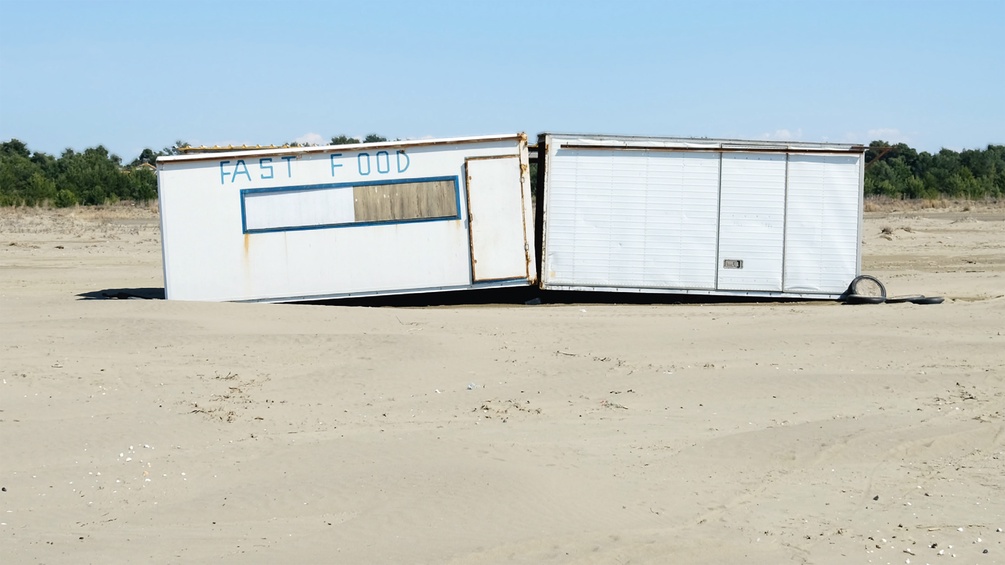 "Kioske. Temporäre Architektur und soziale Lebenswelten an der albanischen Küste", Ausschnitt des Buchumschlags