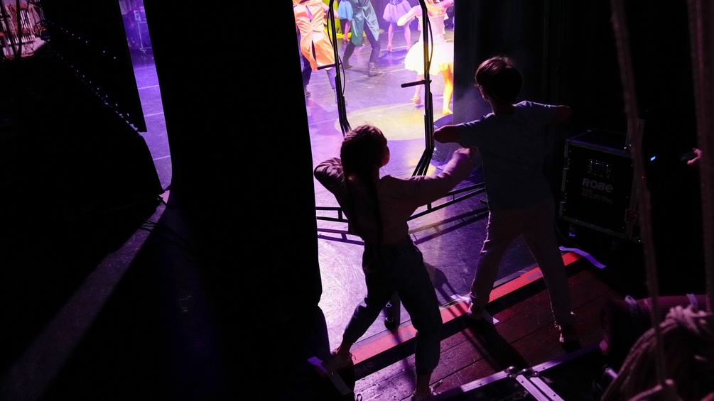 Kinder im Backstage des Zirkus