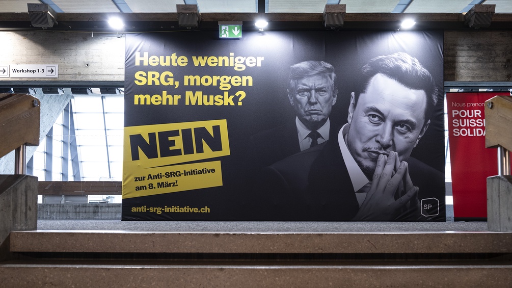 Ein Abstimmungsplakat zur SRG Halbierungs-Initiative steht im Kongresshaus am Parteitag der SP Schweiz