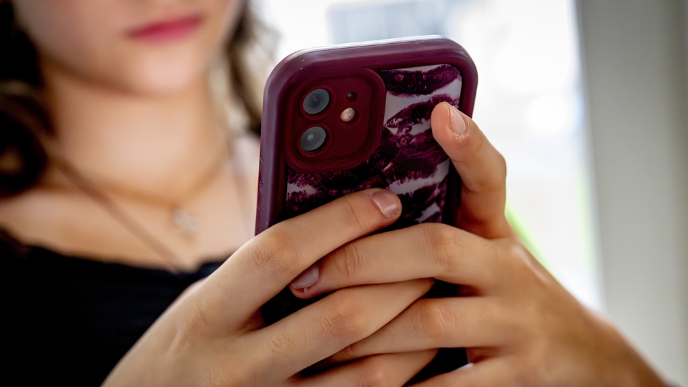 Junges Mädchen mit Smartphone in Händen, Handy