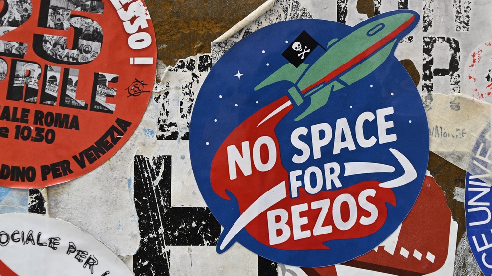 Foto: Aufkleber mit der Aufschrift "No Space for Bezos"