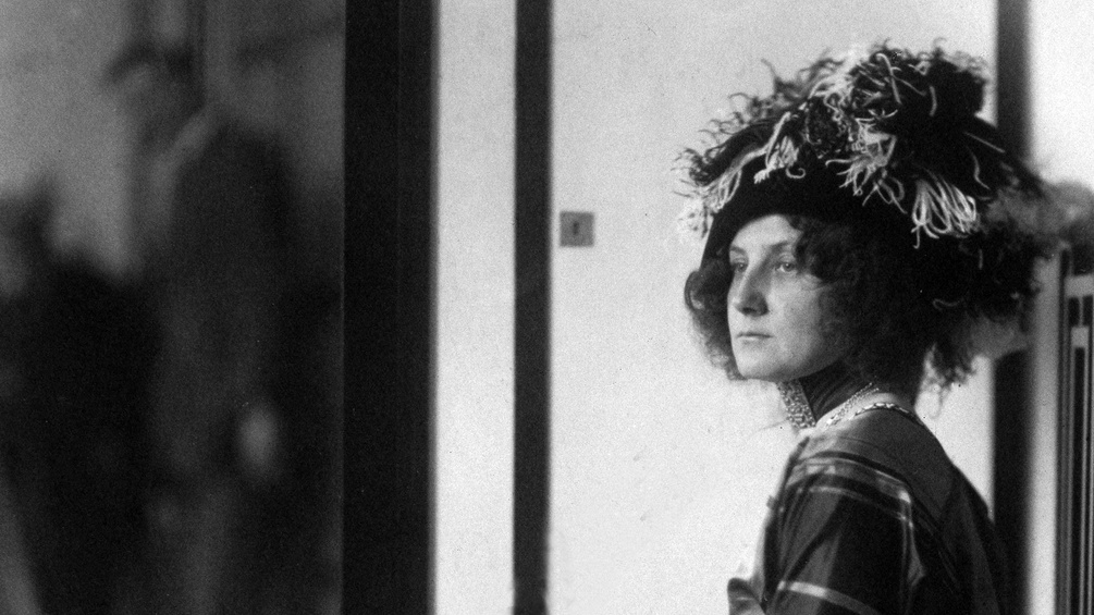 Emilie Flöge im Modesalon, 1910