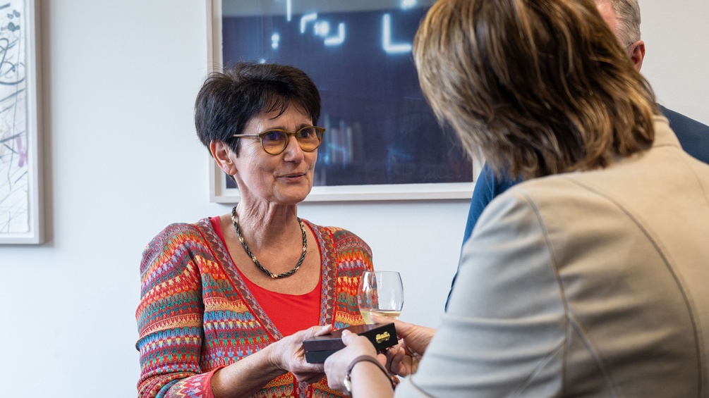 Hörerin bekommt etwas überreicht