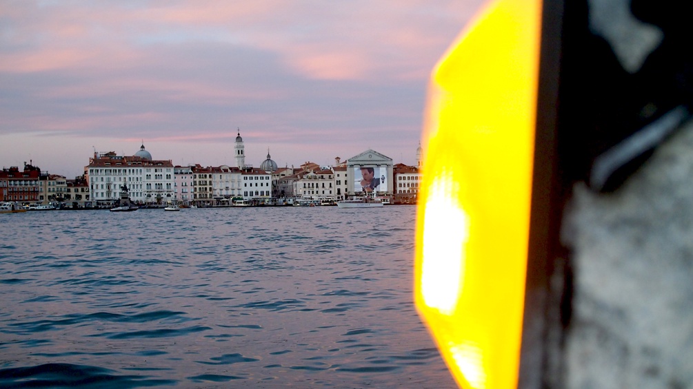 Venedig von der Lagune gesehen, ein Hafenlicht im Vordergrund