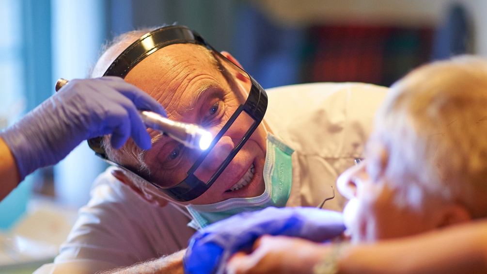 Zahnarzt bei einer Untersuchung