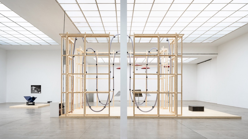 "Soundspacesculpture" von Bernhard Leitner, Ausstellungsansicht in der Wiener Secession