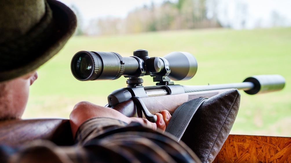 PICTUREDESK.COM/FOTOKERSCHI/MARTIN SCHARINGER Jäger mit Gewehr