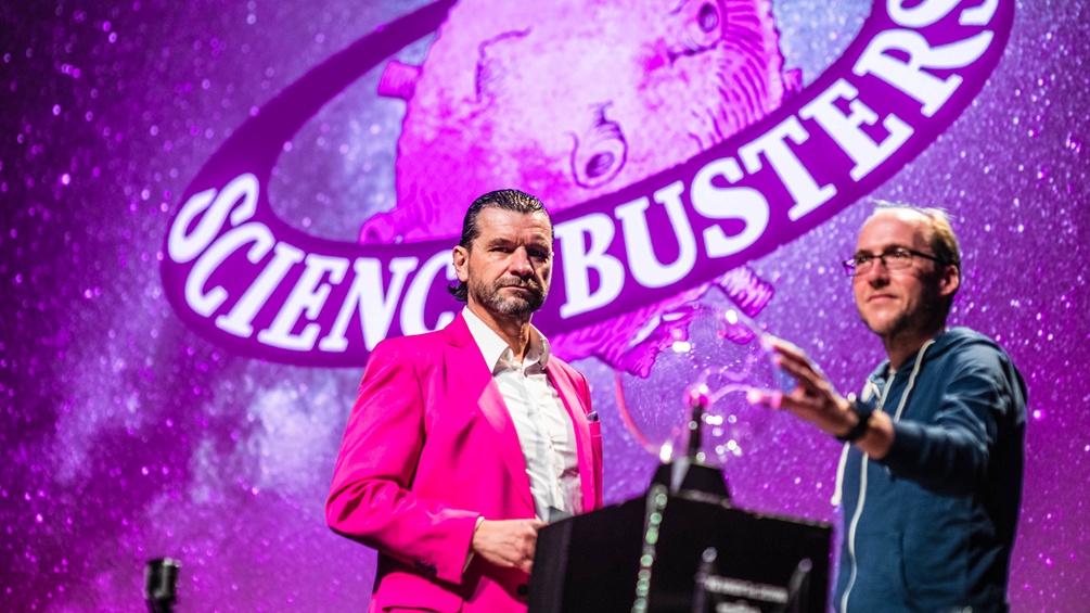 Zwei der drei Science Busters auf der Bühne: Martin Puntigam und Florian Freistetter