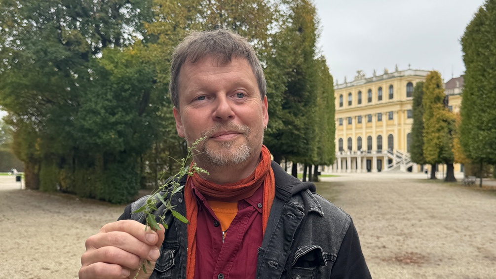 Michael Zisser in Schönbrunn mit Kräutlein.