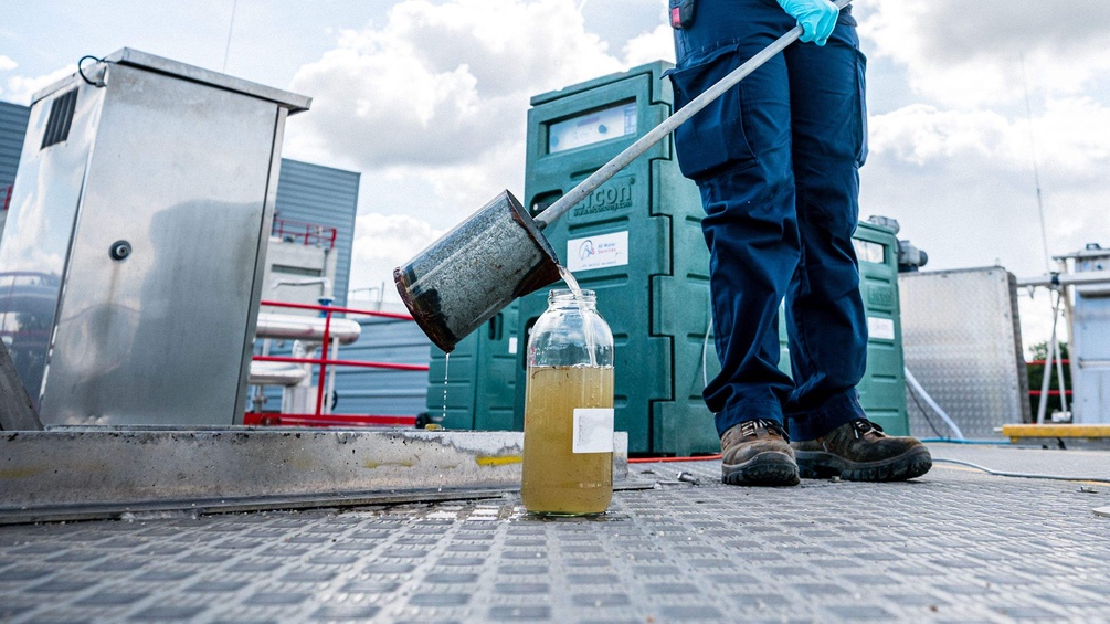 Probenentnahme vom Klärwasser