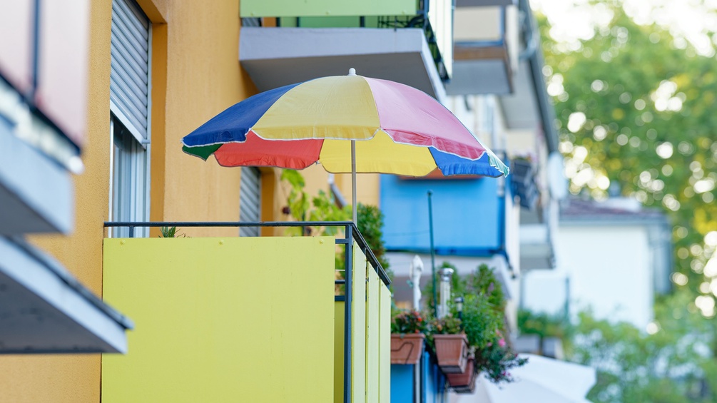 Sonnenschirm auf dem Balkon