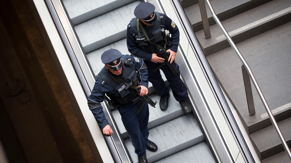 2 Polizisten auf der Rolltreppe