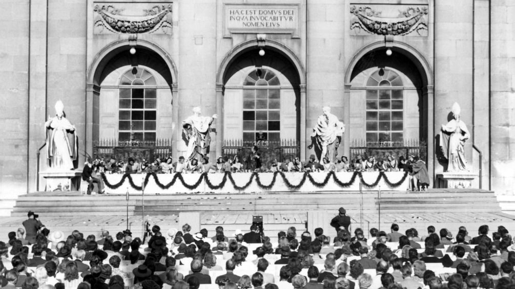 Eine Aufführung des Theaterstücks Jedermann von Hugo von Hofmannsthal bei den Salzburger Festspielen am 07.08.1946 auf dem Domplatz.