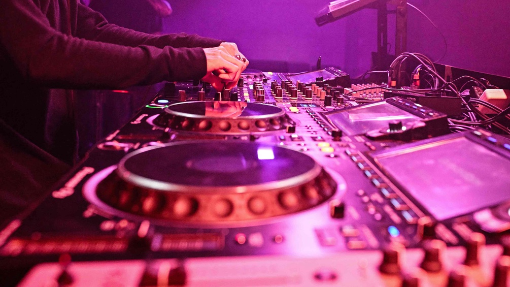 DJ-Pult in einem Club