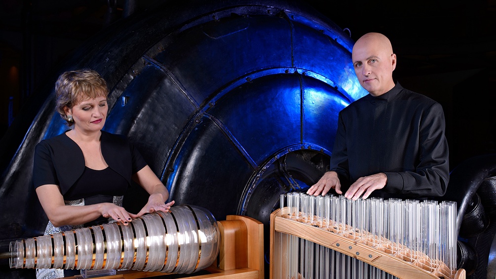 Christa und Gerald Schönfeldinger sind ein Ehepaar und das Wiener Glasharmonika Duo.