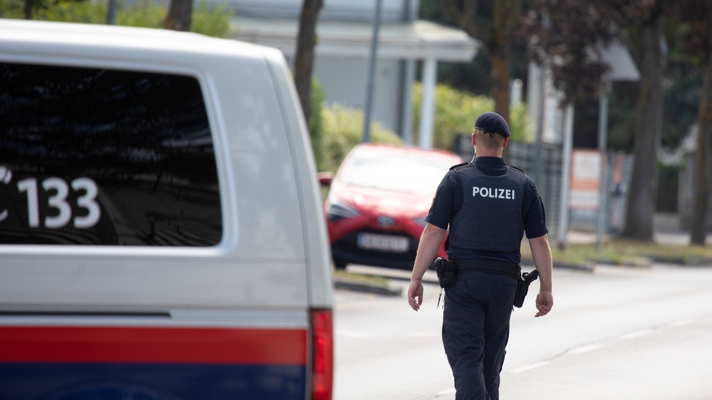 Polizist in Ternitz neben Polizeibus