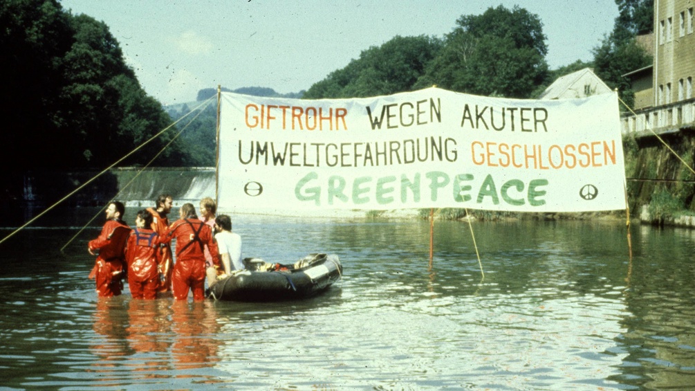 Greenpeace Aktion gegen die Einleitung giftiger Abwässer einer Papierfabrik in die Ybbs, 1987