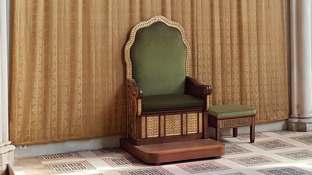 Der Stuhl, die "Kathedra" für den Bischof von Floridsdorf.
