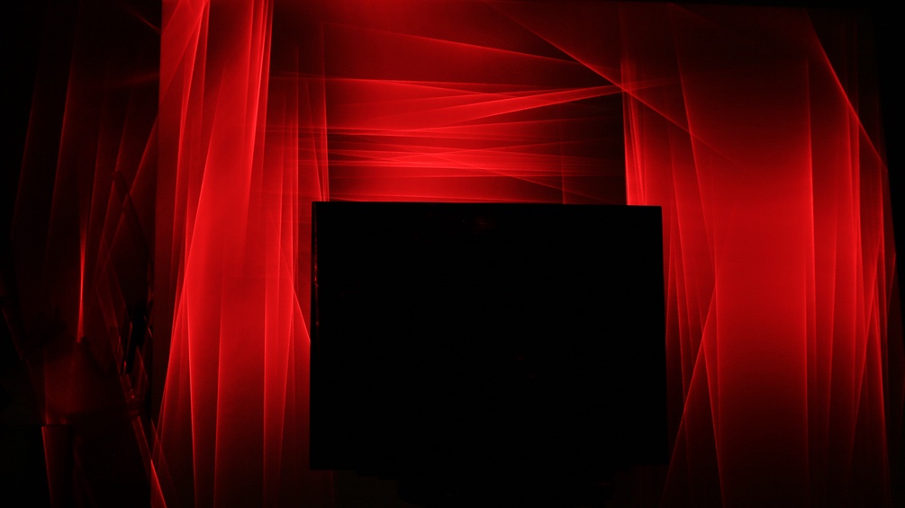Abstraktes Foto auf Schwarz mit leuchtendem Rot