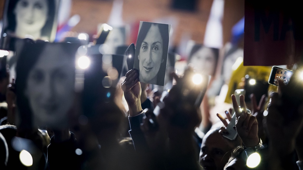 Menschen demonstrieren in Malta und halten Fotos von Daphne Caruana Galizia hoch