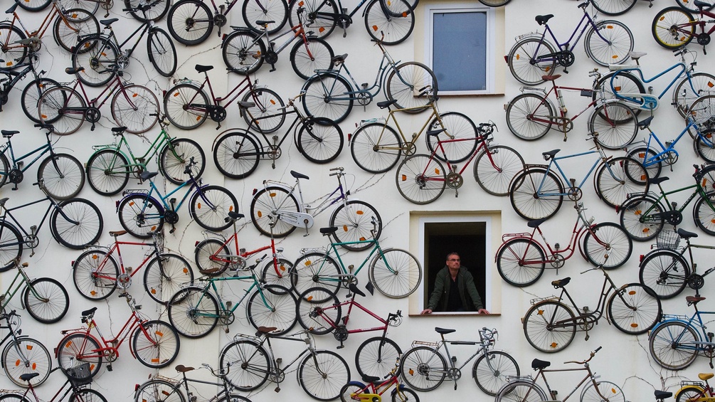 Alte Fahrräder an einer Hauswand.