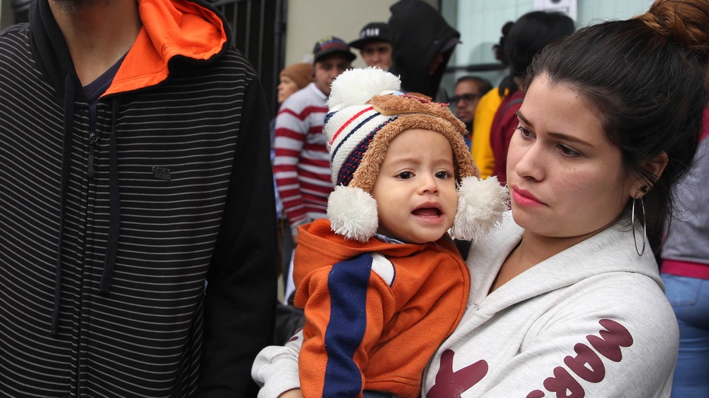 Venezolanische Jungfamilie, die das Land verlassen hat.