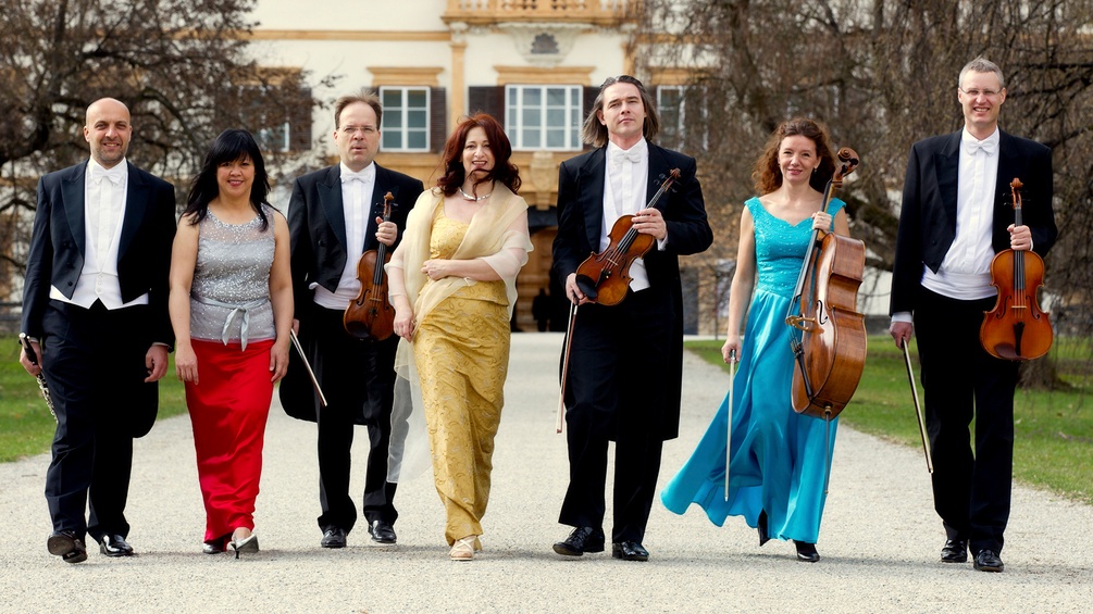 Das Girardi Ensemble vor dem Schloss Eggenberg