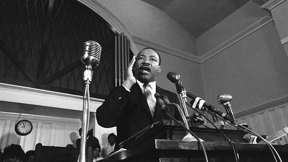 Martin Luther King vor einem Rednerpult