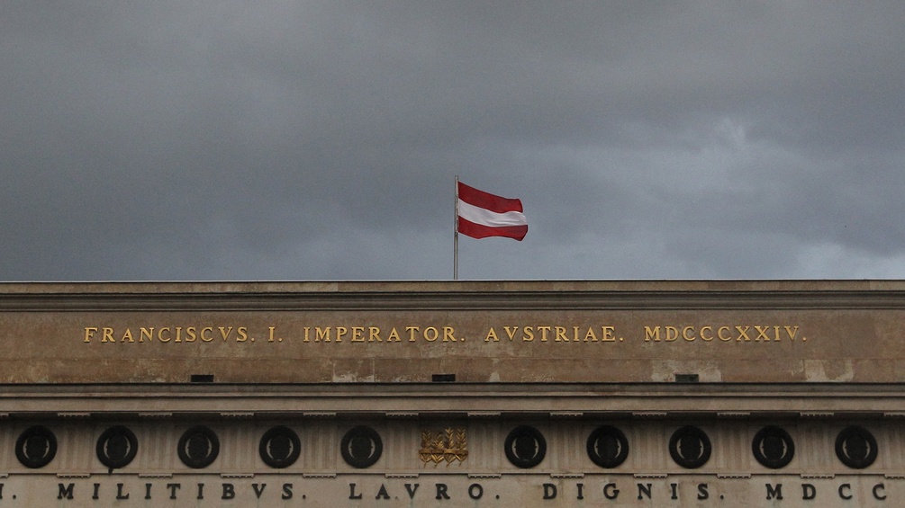 Die Österreichische Flagge weht über dem Burgtor.