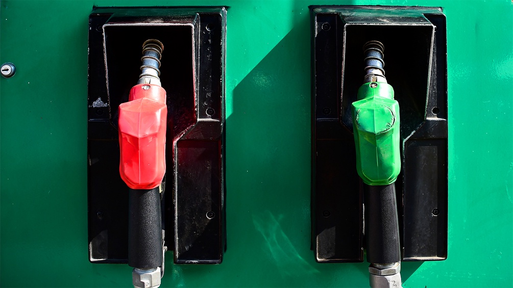 APA/AFP/RONALDO SCHEMIDT Zapfähne an einer Tankstelle
