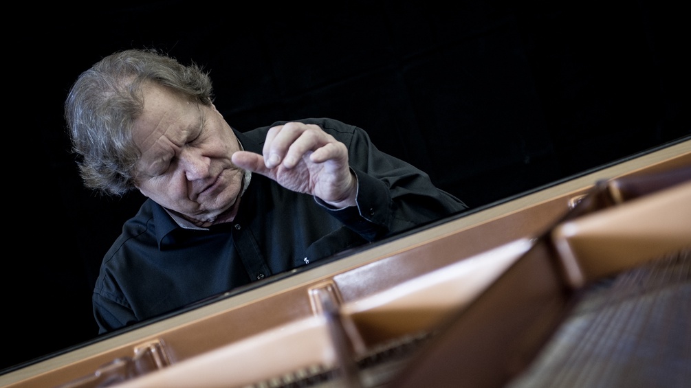Roland Batik am Klavier