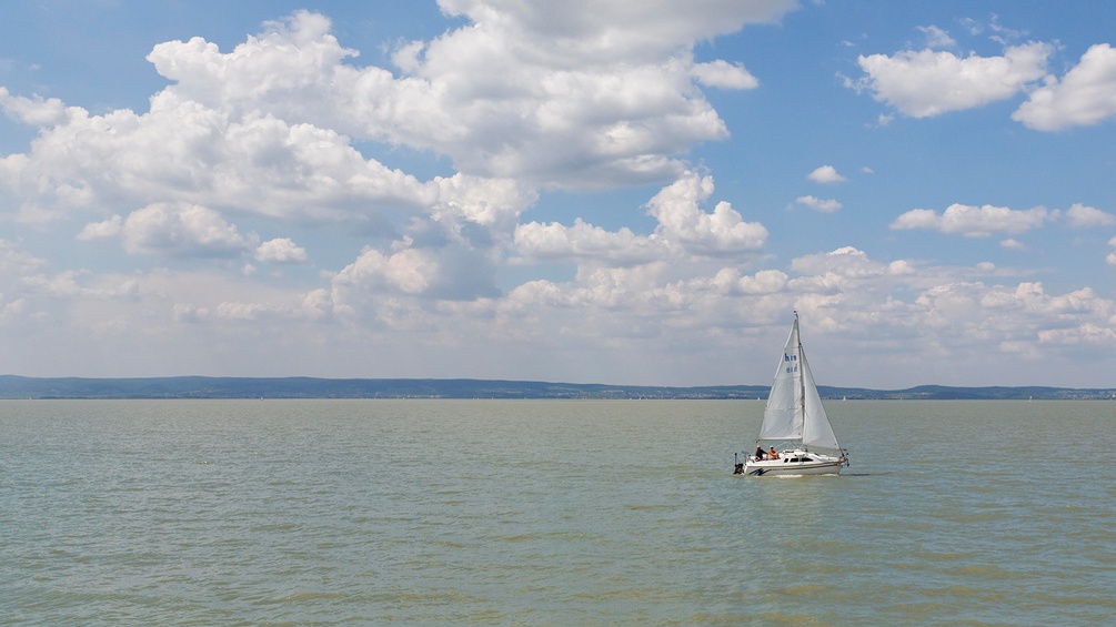 Neusiedler See: Segelboot, blauer Himmel