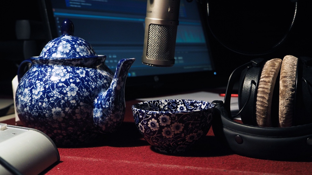Teekanne und Kopfhörer im Studio