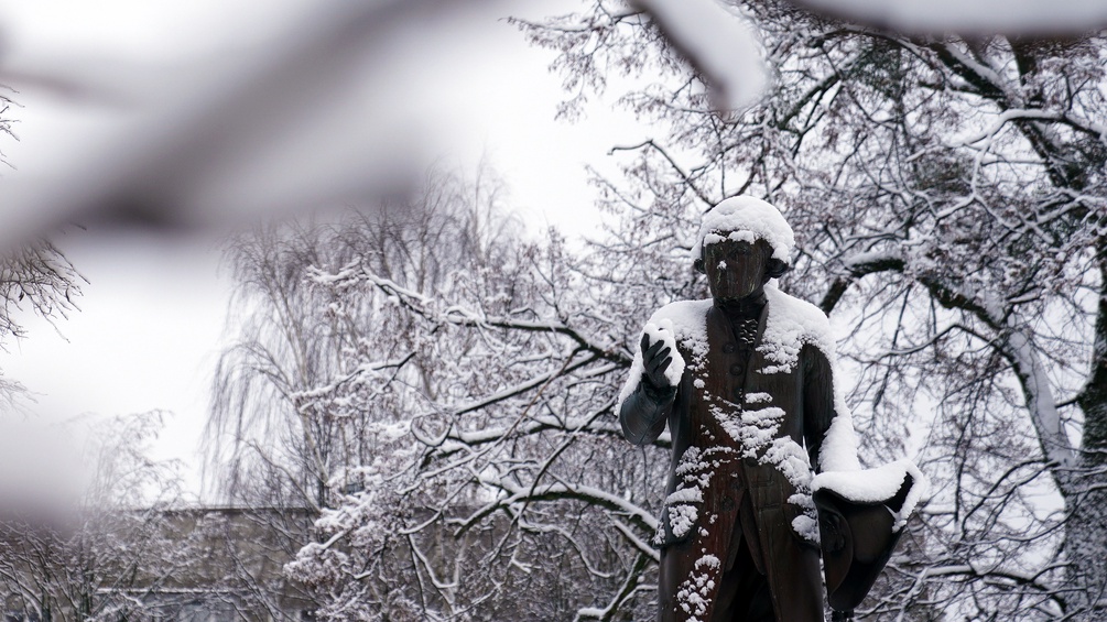 Statue von Immanuel Kant im Winter