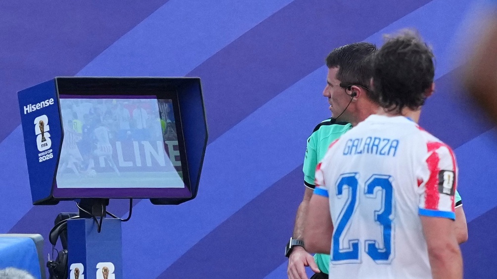 FIFA-WM-Schiedsrichter blickt auf den Monitor (VAR-System)
