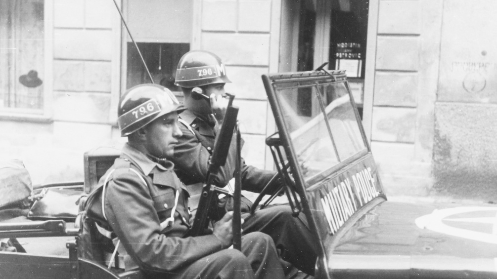 Zwei Polizisten der US-Military-Police in ihrem Jeep, 1945