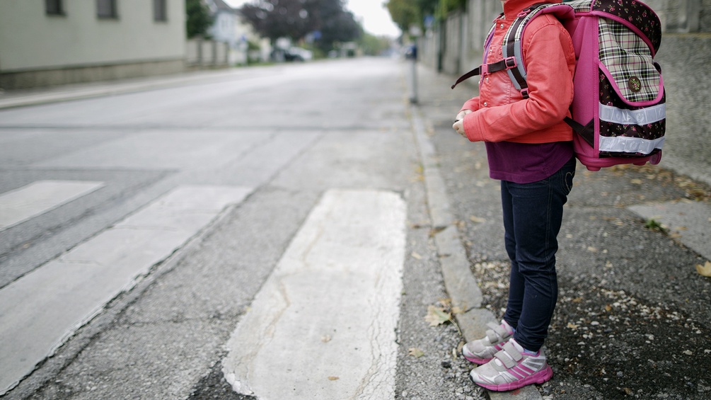 Ein Mädchen auf ihrem Weg zur Schule