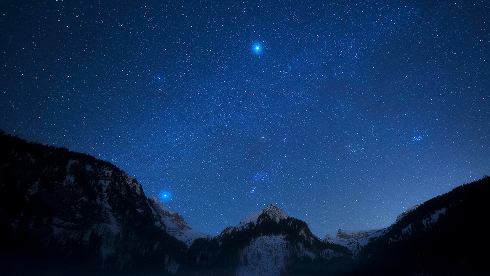 Ein Sternenhimmel über den Bergen