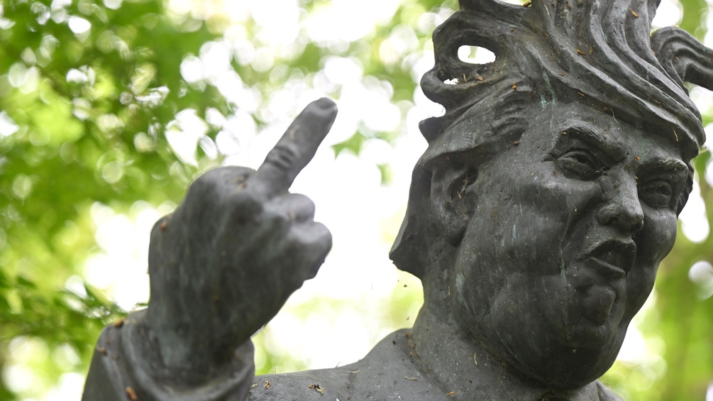 Trump-Bronzefigur mit Mittelfinger