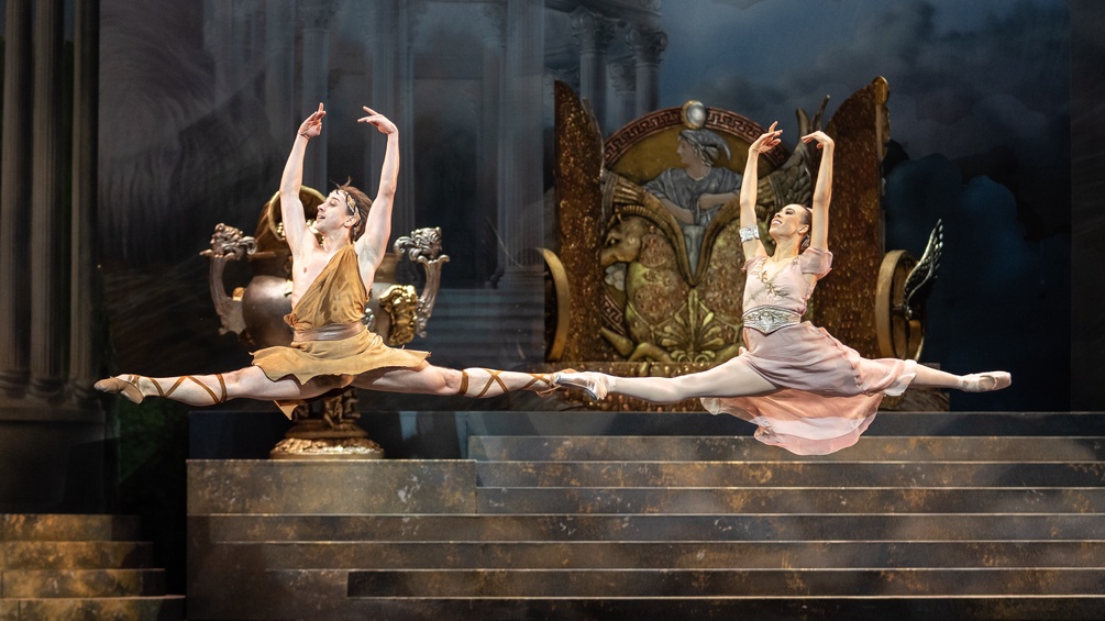 Zwei Ballett-TänzerInnen