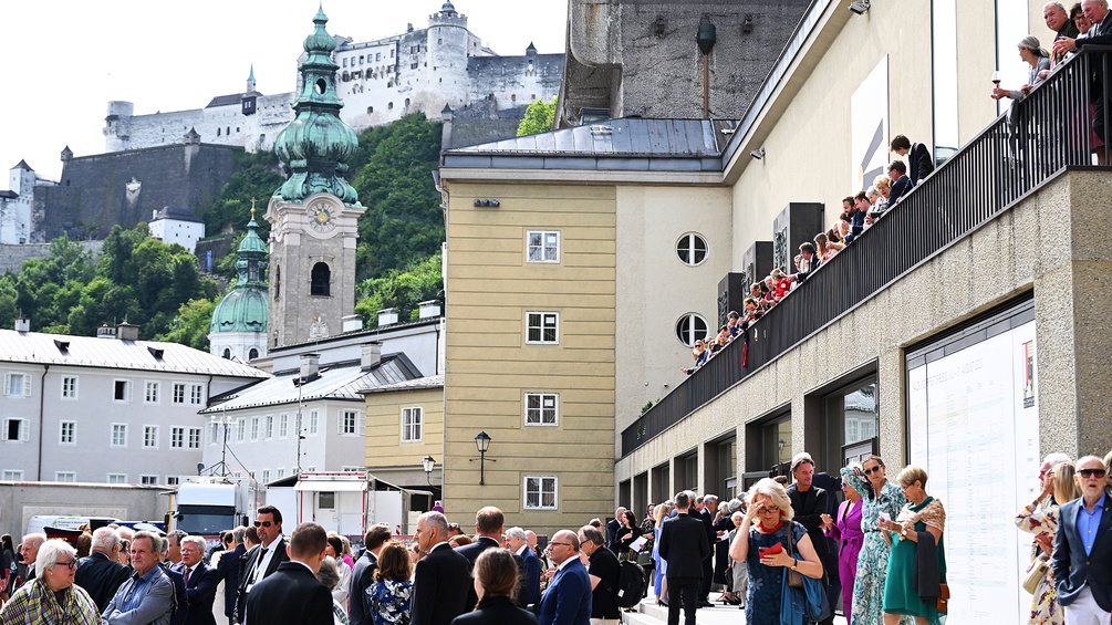 Besucher der Eröffnung der Salzburger Festspiele rund um das Festspielhaus.