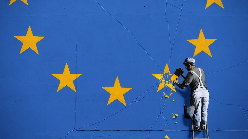 Ein Bild auf dem ein Arbeiter einen Stern aus der Europafahne entfernt