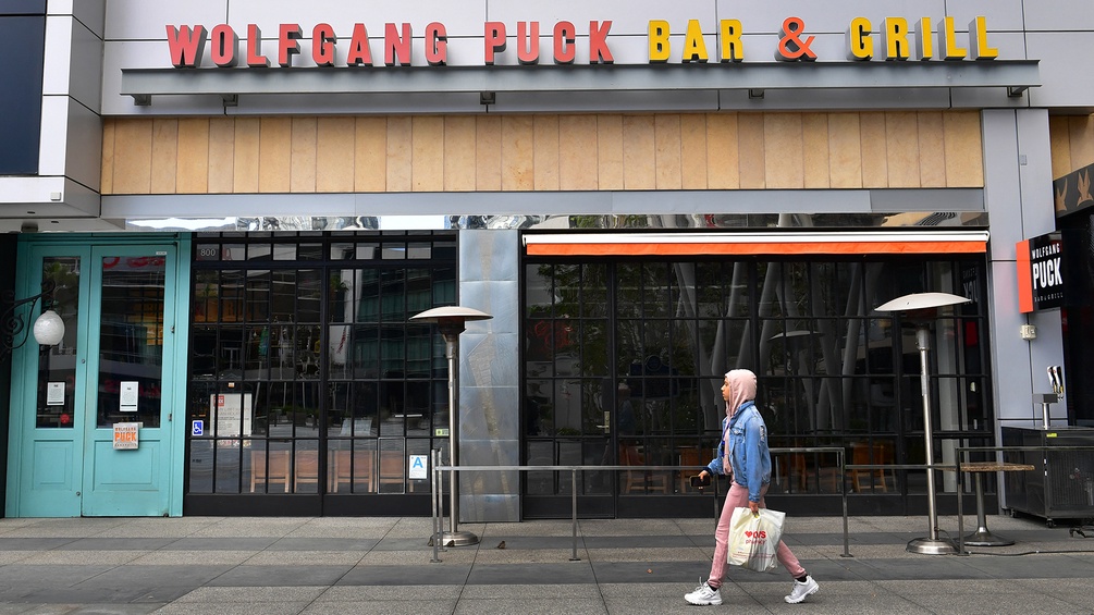 Ein Restaurant mit der Aufschrift Wolfgang Puck Bar & Grill