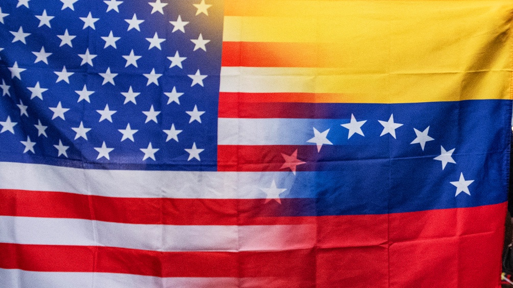 US-Fahne und Fahne von Venezuela gemischt