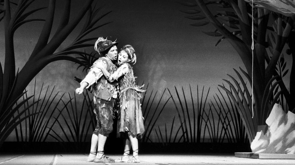 PICTUREDESK.COM/DPA/GERHARD RAUCHWETTER Walter Berry als Papageno und Anneliese Rothenberger als Papagena proben am 24. Juli 1963 für die Premiere der Neuinszenierung der Mozart-Oper "Die Zauberflöte" anlässlich der Salzburger Festspiele