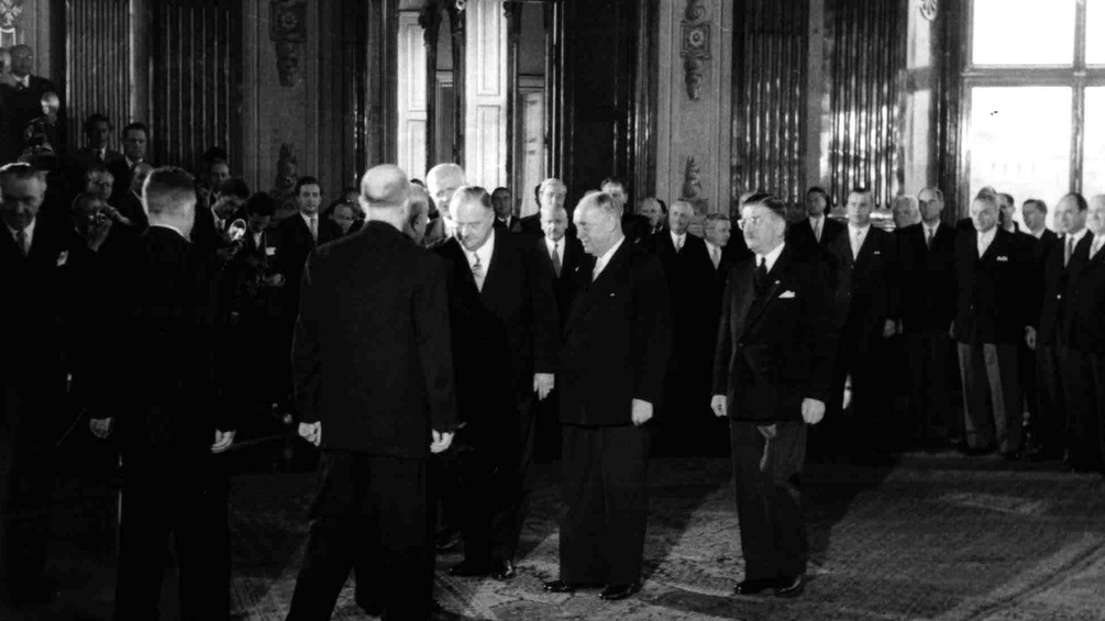 PICTUREDESK.COM/ÖNB-BILDARCHIV/ALBERT HILSCHER Staatsvertrag: Bundeskanzler Raab, Vizekanzler Schärf und Außenminister Figl begrüßen die Außenminister der Signatarstaaten
